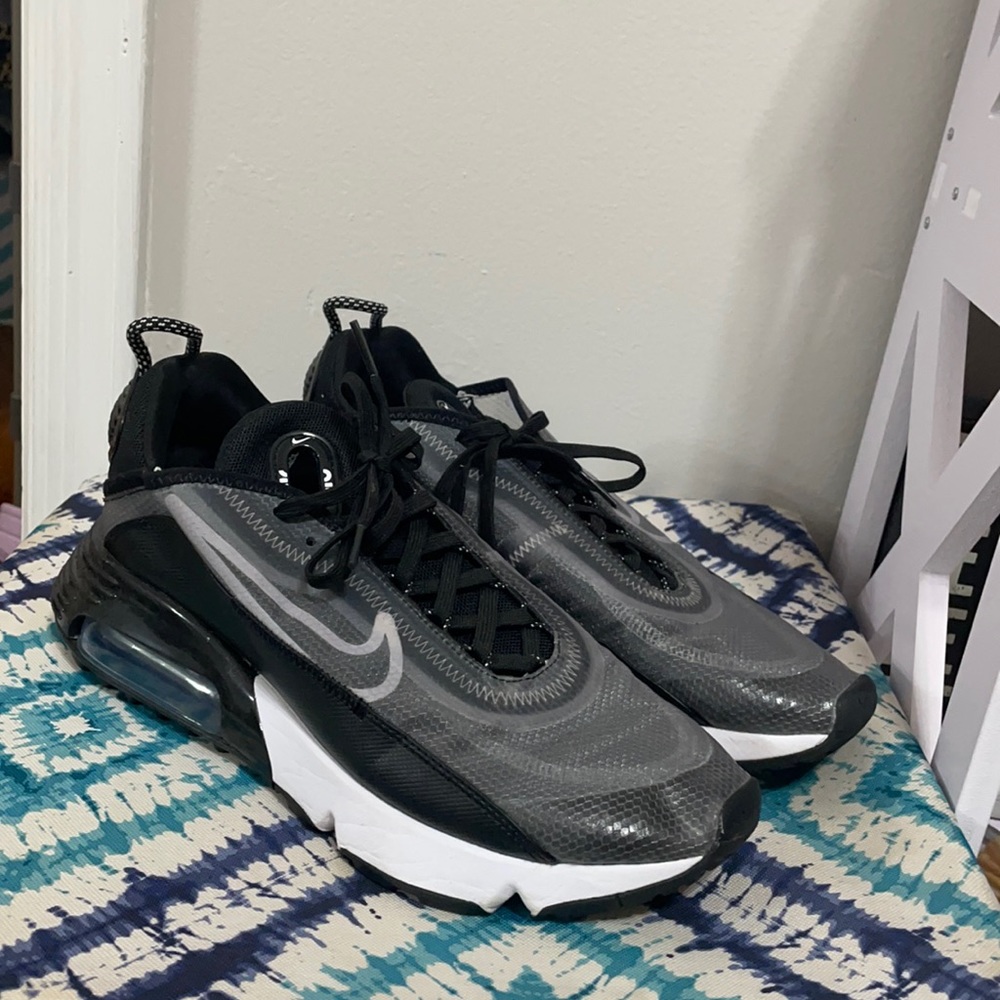 Black nikes woman size 9
